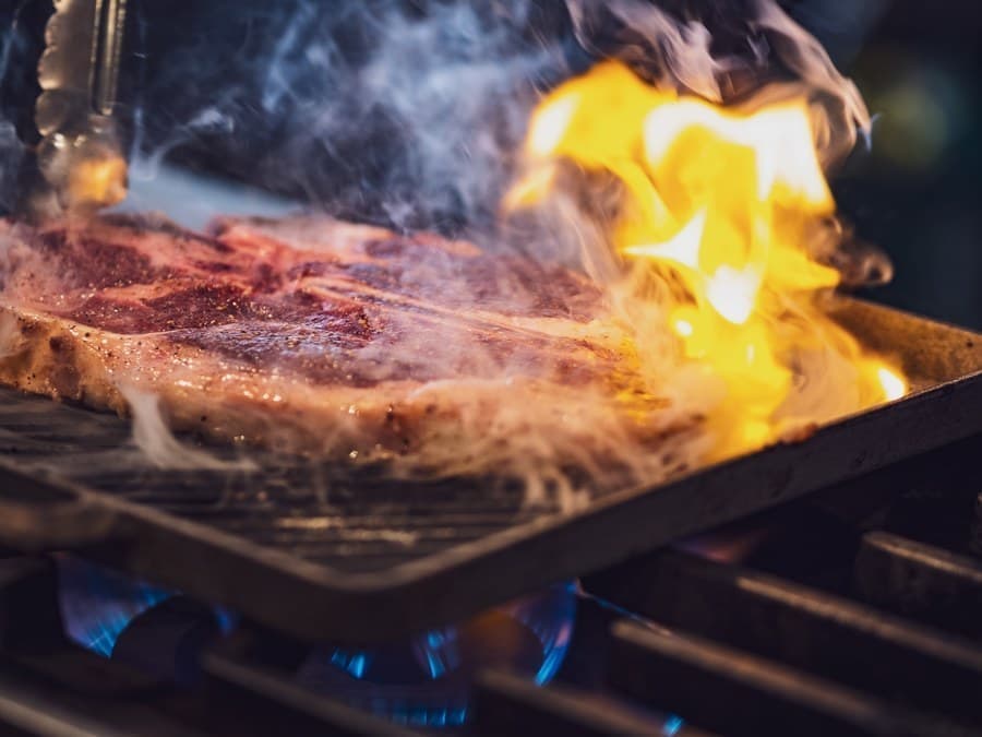 炎まとうステーキの焼き風景