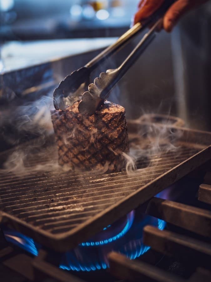 分厚いステーキの焼き風景