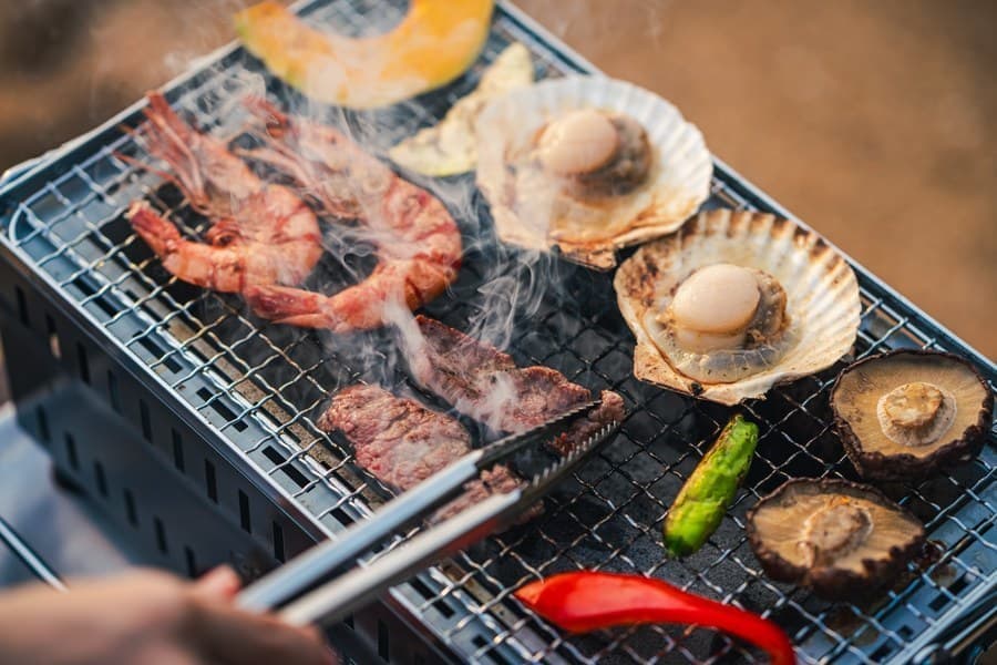 バーベキューの俯瞰撮影、肉かえし